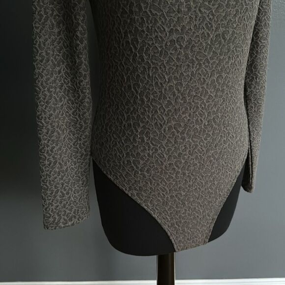 a new day gray textured stretch square front neckline long sleeve bodysuit. Med - Picture 4 of 10